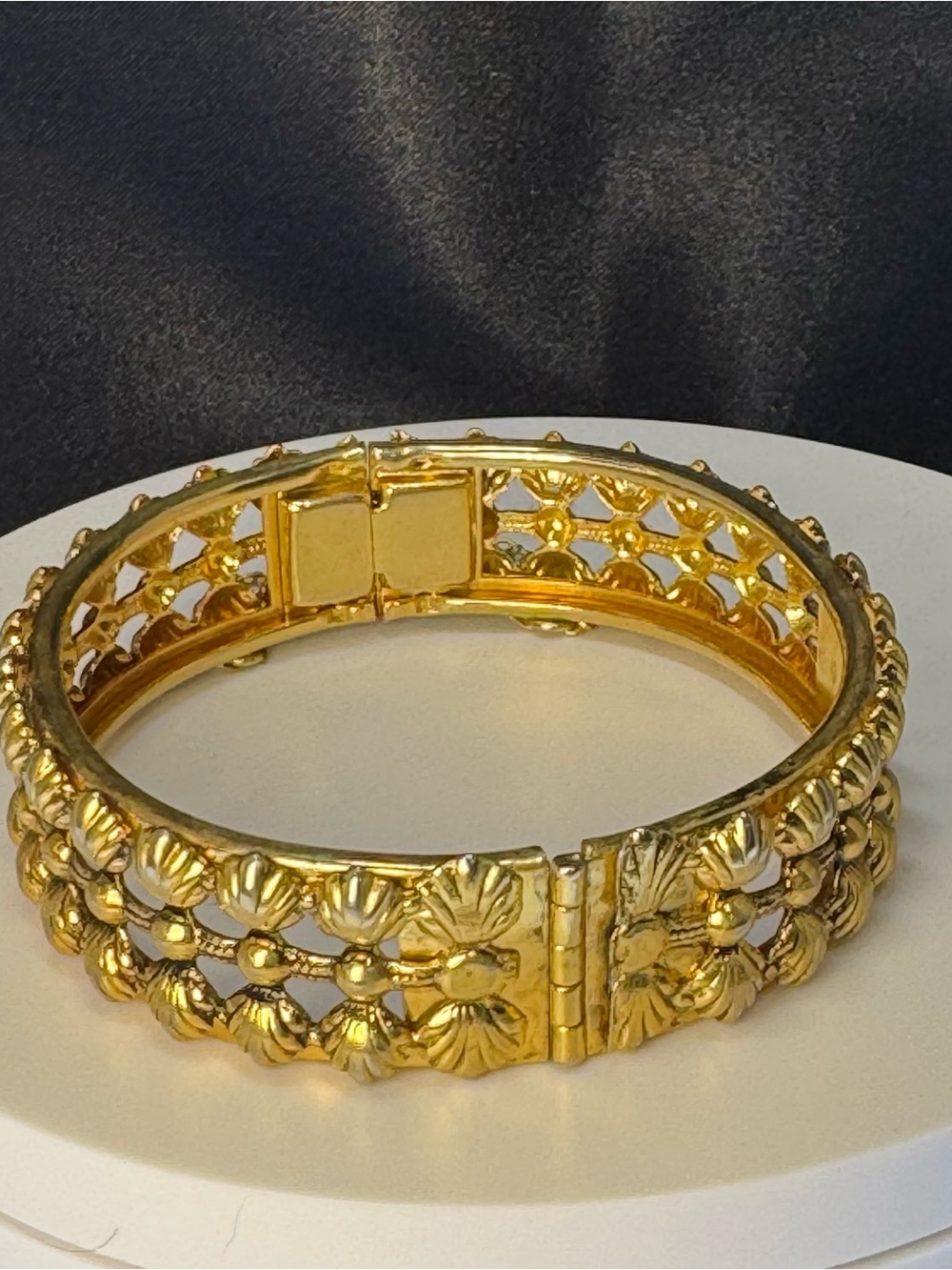 Gold Shell Scalloped Link Hinged Bangle Bracelet